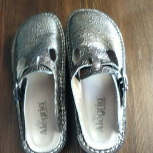 Alegria slip on clogs, size 6 Pewter Embossed
